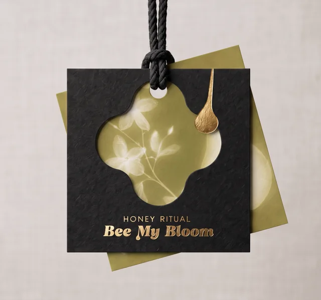 Черна подаръчна опаковка Bee My Bloom със зелена картичка и светли цветя