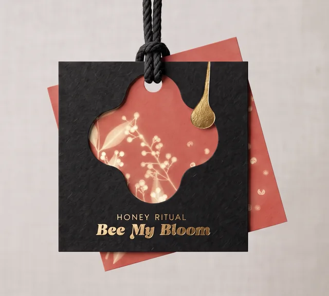 Черна подаръчна опаковка Bee My Bloom с коралова картичка с растителни мотиви