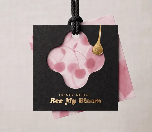 Черна подаръчна опаковка Bee My Bloom с розова картичка с череши и златна капка