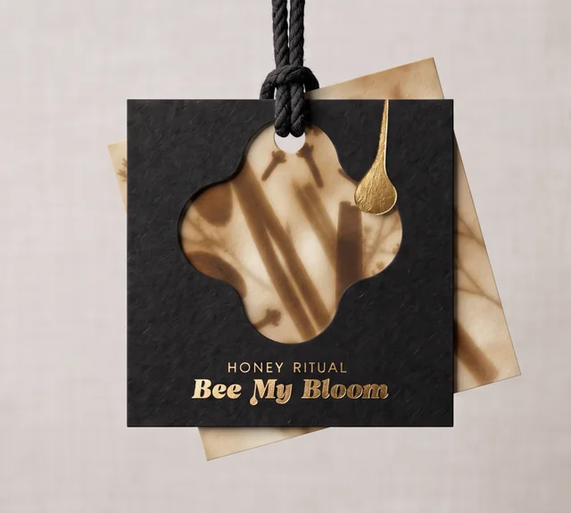 Черна подаръчна опаковка Bee My Bloom с картичка в златисто и сенки от растения