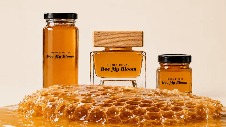 Буркани мед Bee My Bloom и пита восък на кремав фон
